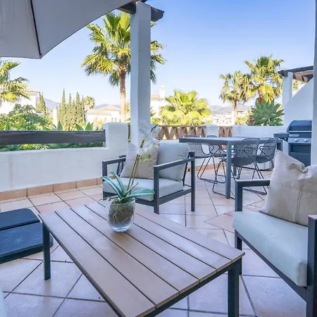 Sunny 2-bedroom Pool & Terrace Daire *