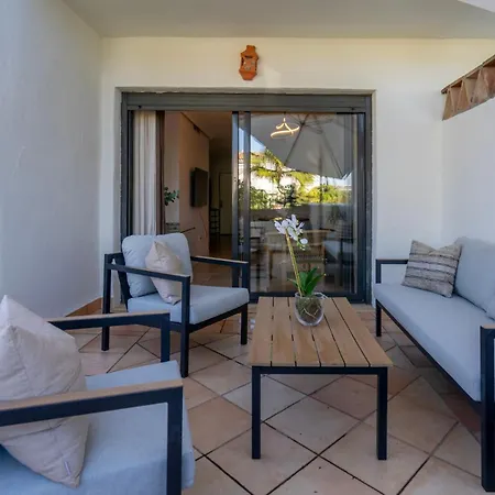 Sunny 2-bedroom Pool & Terrace Daire *